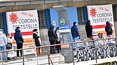 Schlange vor Testzentrum in München - ARCHIV