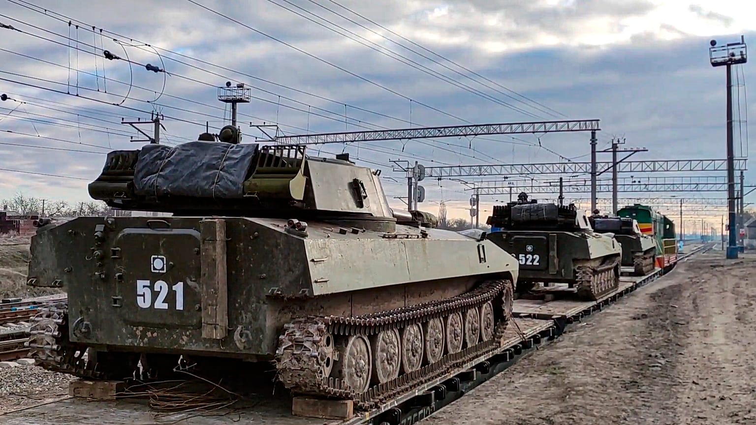 Vehículos blindados rusos son cargados en plataformas ferroviarias tras el fin de los ejercicios militares en el sur de Rusia.