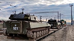 Vehículos blindados rusos son cargados en plataformas ferroviarias tras el fin de los ejercicios militares en el sur de Rusia.
