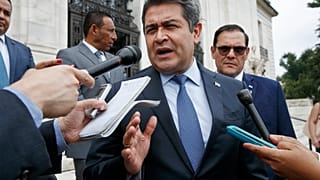 El entonces presidente de Honduras, Juan Orlando Hernández, responde preguntas a la prensa al salir de una reunión en la OEA en Washington, el 13 de agosto de 2019.