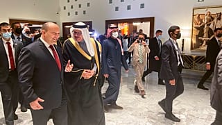 رئيس الوزراء الإسرائيلي نفتالي بينيت يرحب به وزير الخارجية البحريني عبد اللطيف بن راشد الزياني في مطار المنامة الدولي في المنامة، البحرين، الإثنين 14 فبراير 2