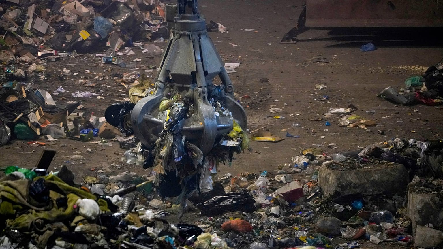 İtalya'nın başkenti Roma'da bir atık toplama merkezi