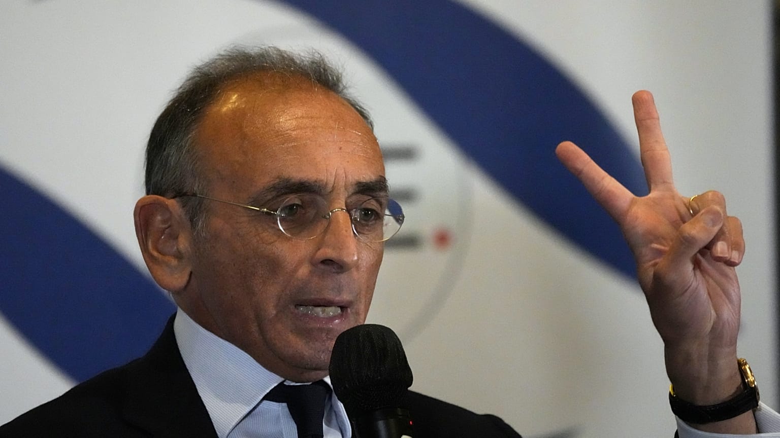 Éric Zemmour jobboldali publicista párizsi sajtótájékoztatóján