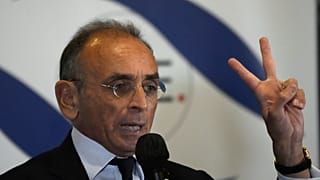 Éric Zemmour jobboldali publicista párizsi sajtótájékoztatóján
