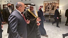 نخست وزیر اسرائیل در کنار وزیر خارجه بحرین که به او خوش آمد می‌گوید