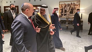 نخست وزیر اسرائیل در کنار وزیر خارجه بحرین که به او خوش آمد می‌گوید