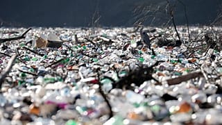 Des bouteilles en plastique et des barils déversés sur la rive du lac Potpecko, près de la ville de Priboj, en Serbie (5 janvier 2021)