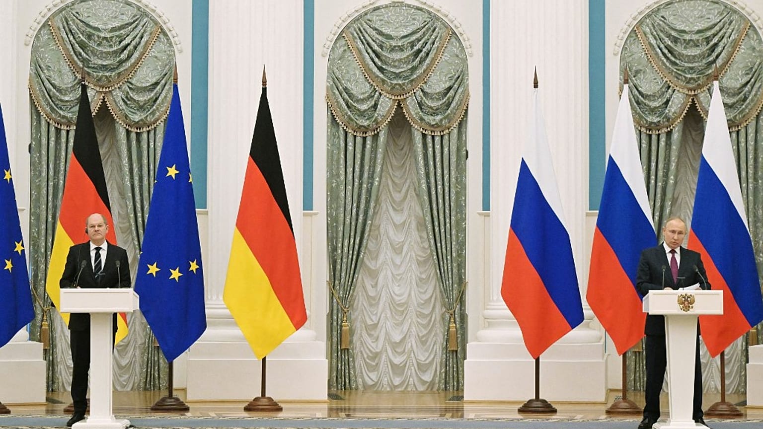 À gauche, Olaf Scholz et à droite Vladimir Poutine lors de leur rencontre le 15 février 2022, Moscou 