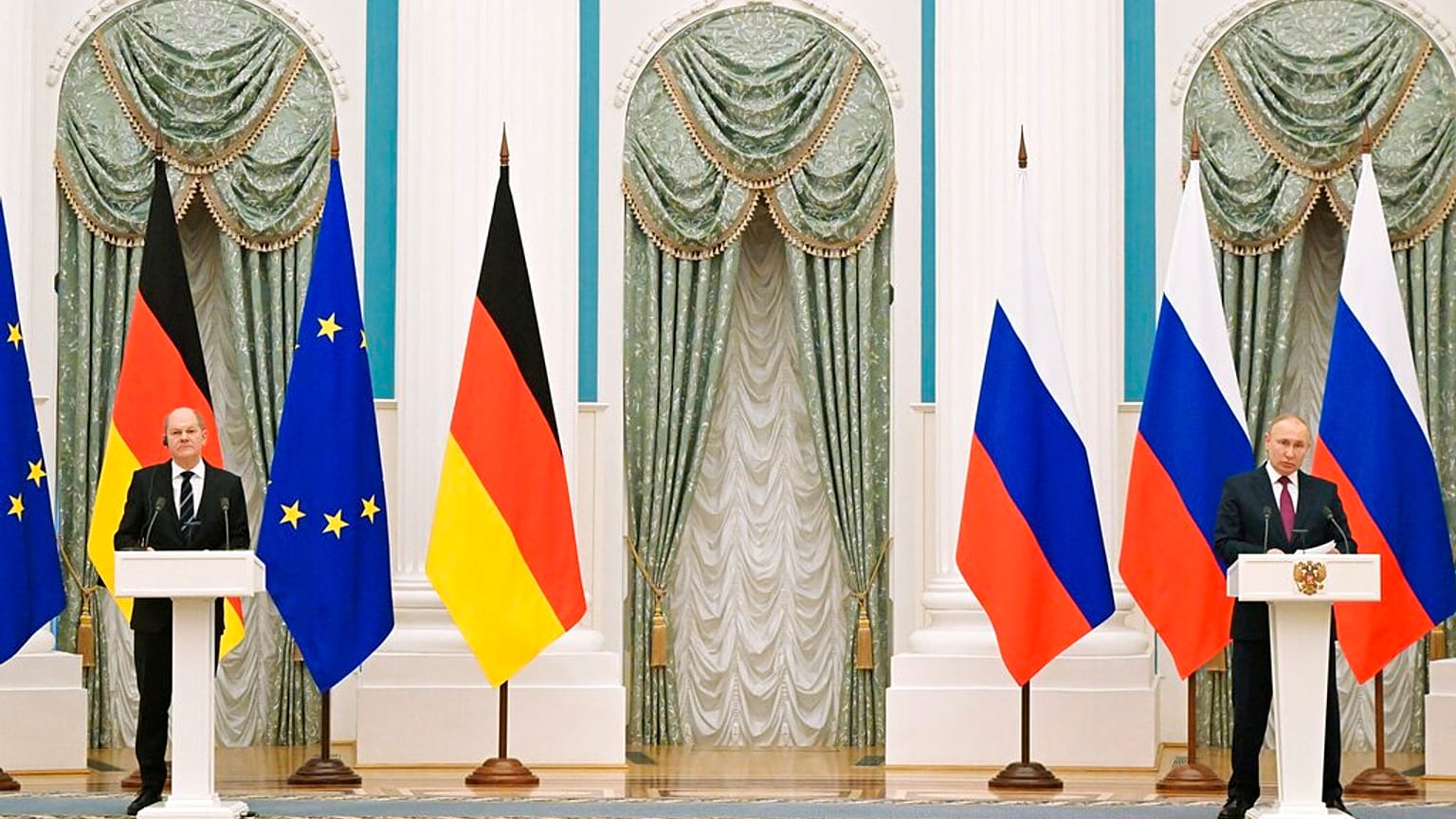El canciller alemán, Olaf Scholz, y el presidente ruso, Vladímir Putin en el Kremlin, el 15 de febrero de 2022, pocos días antes de comenzar la invasión de Ucrania.