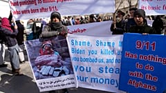 Afganistan'ın başkenti Kabil'de, ABD Başkanı Joe Biden'ın Afganistan'ın rezervlerinin yarısını 11 Eylül kurbanları için ayırma kararı protesto edildi