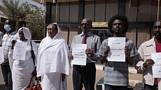 محتجون يطالبون بإطلاق سراح المعتقلين أمام مكتب الأمم المتحدة في الخرطوم