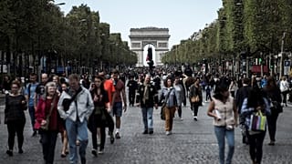 صورة لجادة الشانزليزيه في باريس