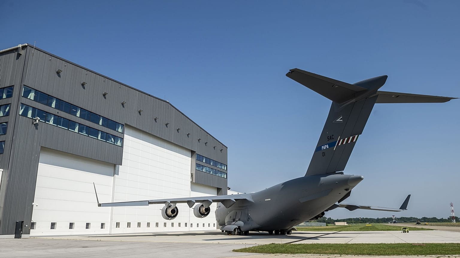 A NATO egyik Boeing C-17 teherszállító repülőgépe a Magyar Honvédség pápai bázisrepülőterén