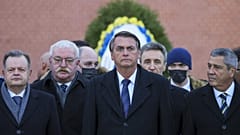 Presidente do Brasil, Jair Bolsonaro, deposita coroa de flores em túmulo do soldado desconhecido, em Moscovo, antes do encontro com o presidente russo, Vladimir Putin