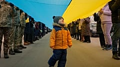 Nationalflaggen sind heute Trumpf am neu geschaffenen Feiertag in der Ukraine