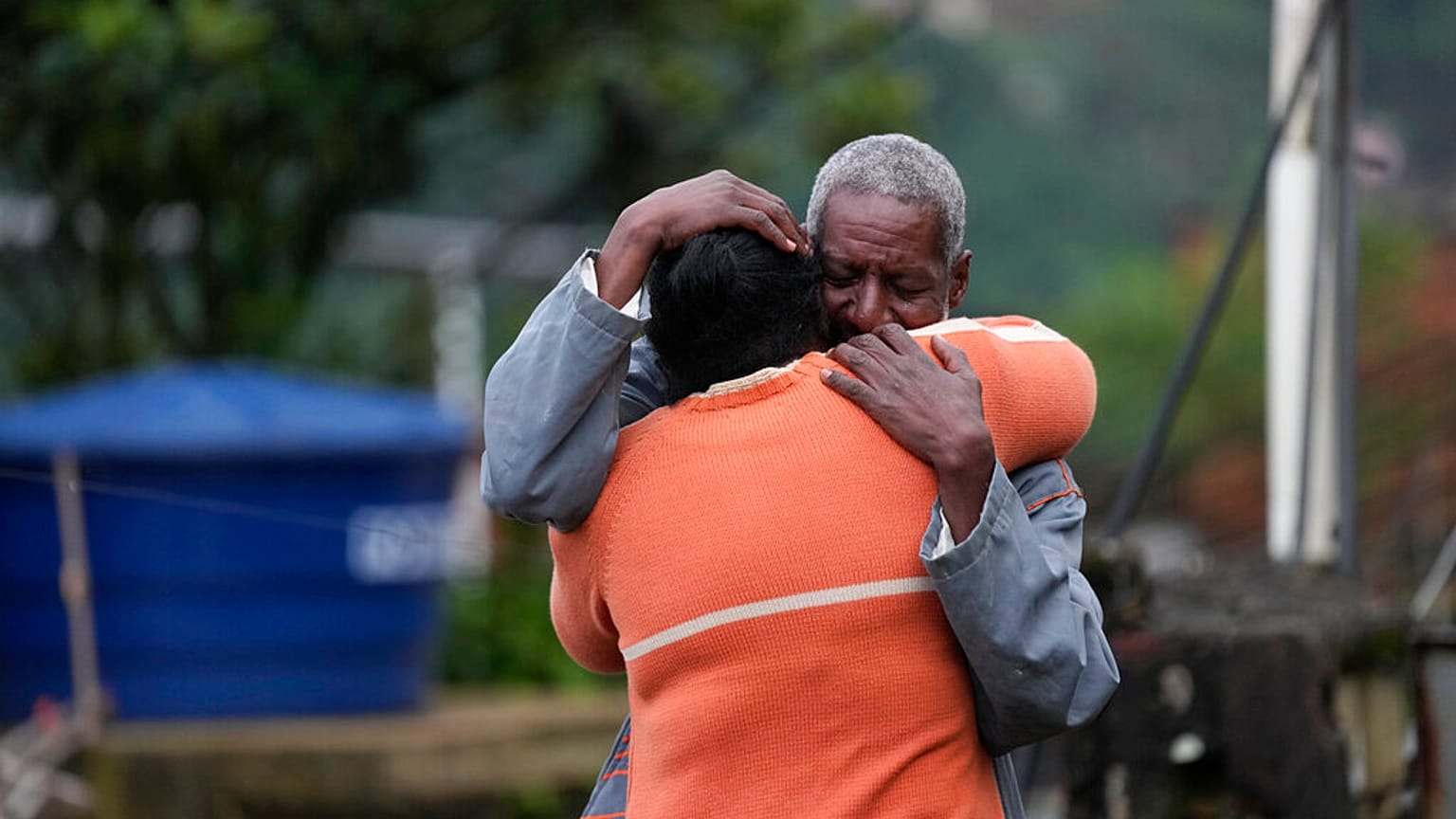 Familiares abraçam-se, após um fatal deslizamento de terras em Petrópolis, Brasil