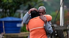Familiares abraçam-se, após um fatal deslizamento de terras em Petrópolis, Brasil