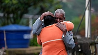 Familiares abraçam-se, após um fatal deslizamento de terras em Petrópolis, Brasil