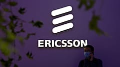 İsveçli teknoloji şirketi Ericsson'ın standı önünde telefonla konuşan bir kişi 
