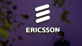 İsveçli teknoloji şirketi Ericsson'ın standı önünde telefonla konuşan bir kişi 