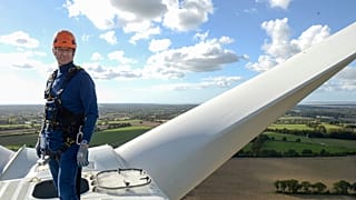 Le candidat écologiste du parti d'Europe Ecologie les Verts se tient sur une éolienne - le 22 octobre 2022