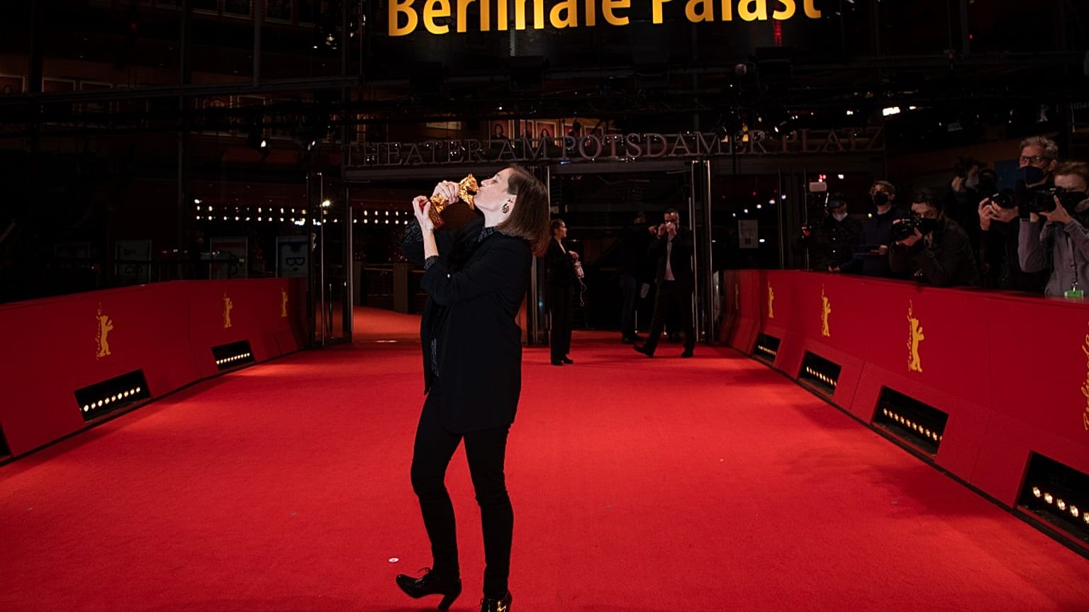 Carla Simón küsst ihren Goldenen Bären, den sie für das Drama "Alcarràs" erhalten hat.