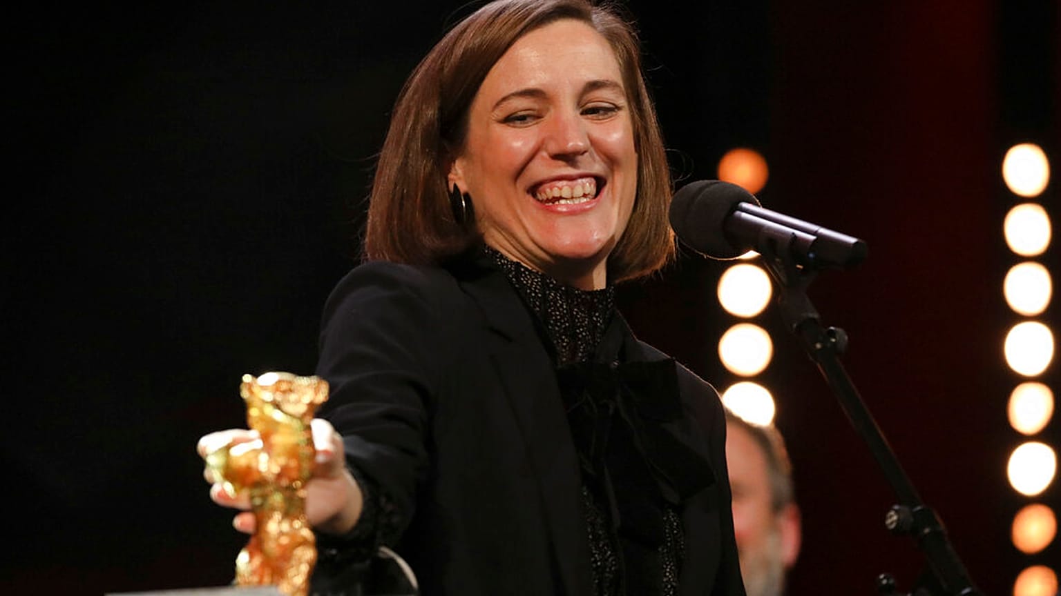 La regista catalana Carla Simon con l'Orso d'Oro. 