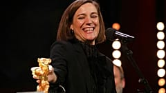 La regista catalana Carla Simon con l'Orso d'Oro. 