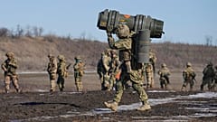 Ukraynalı asker, Donetsk bölgesindeki bir tatbikat sırasında NLAW tanksavar silahı taşıyor. 15 Şubat 2022