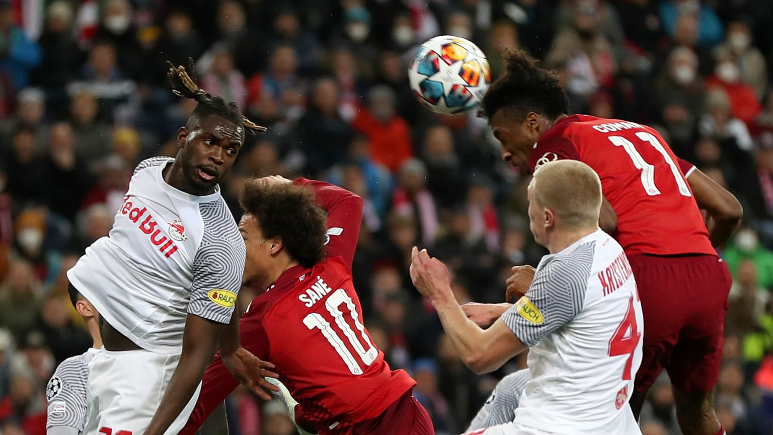 Bayerns Kingsley Coman im Kopfduell mit Salzburgs Rasmus Kristensen