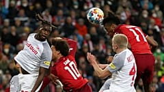 Bayerns Kingsley Coman im Kopfduell mit Salzburgs Rasmus Kristensen
