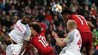 Bayerns Kingsley Coman im Kopfduell mit Salzburgs Rasmus Kristensen