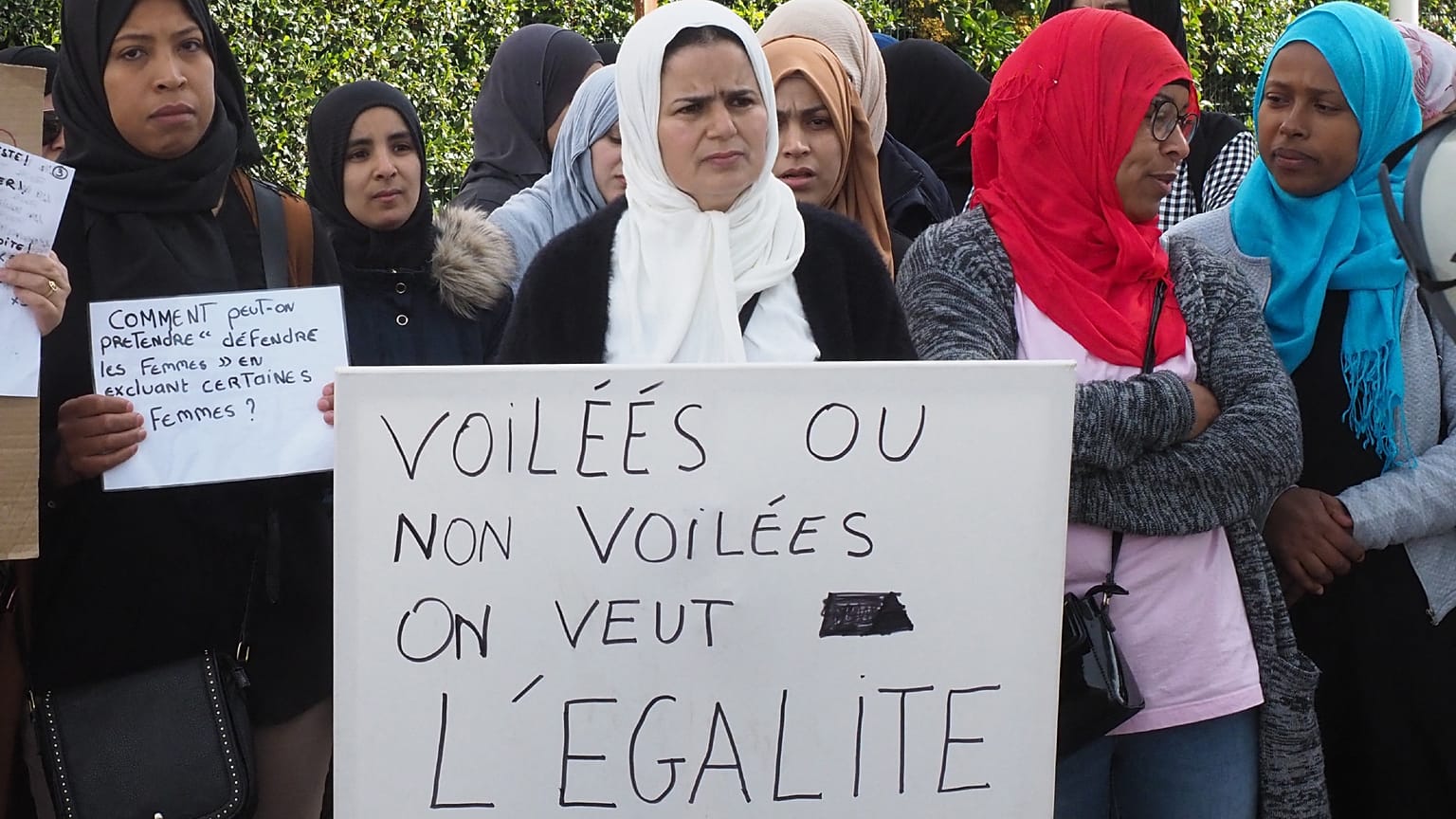 متظاهرات يرفعن لافتة تحمل عبارة محجبات ام غير محجبات نريد المساواة " في بربينيان ، جنوب غرب فرنسا. 2019/05/28