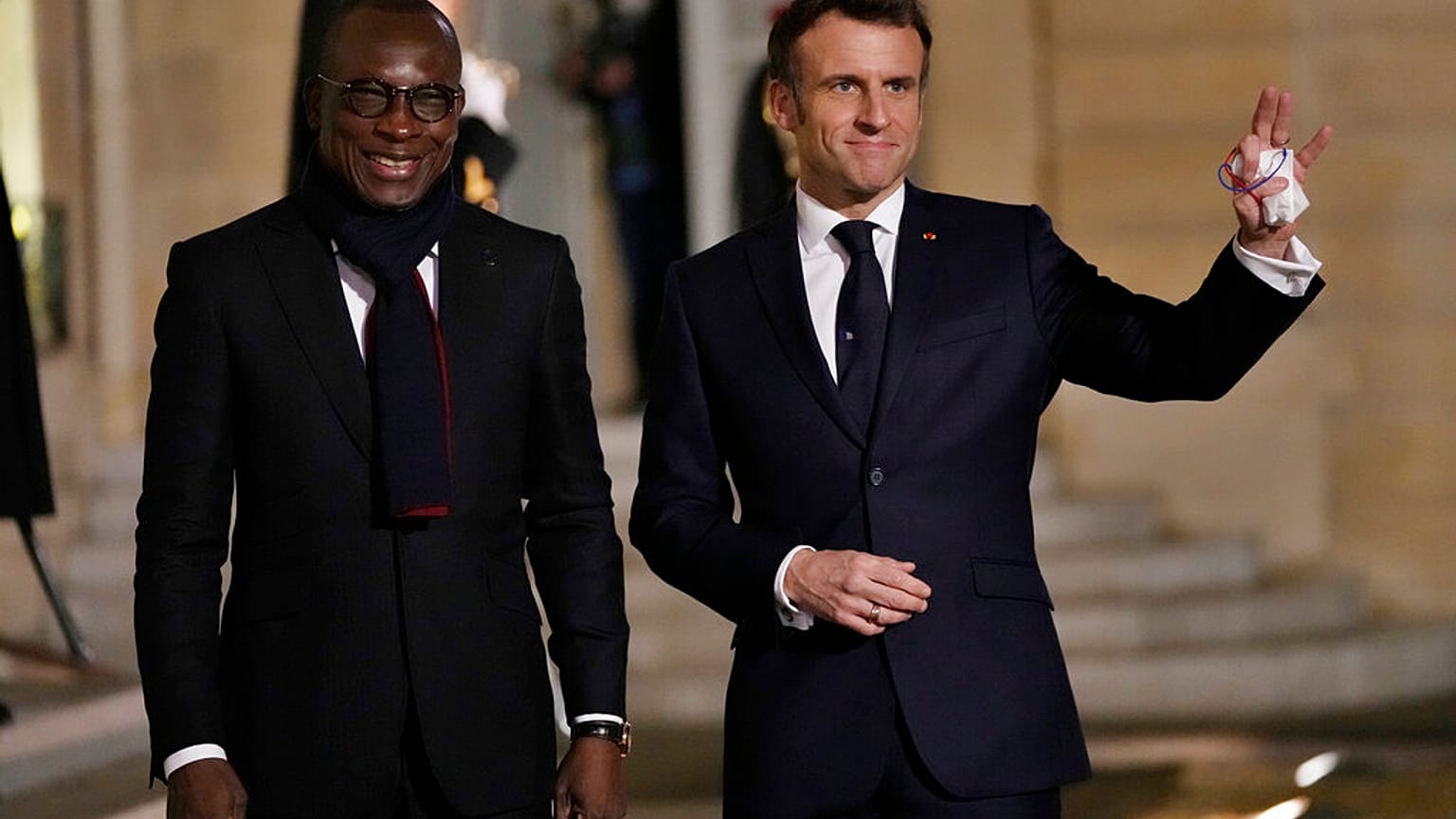 Emmanuel Macron mit Benins Präsident Patrice Talon vor dem Élyséepalast