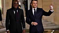 Emmanuel Macron mit Benins Präsident Patrice Talon vor dem Élyséepalast