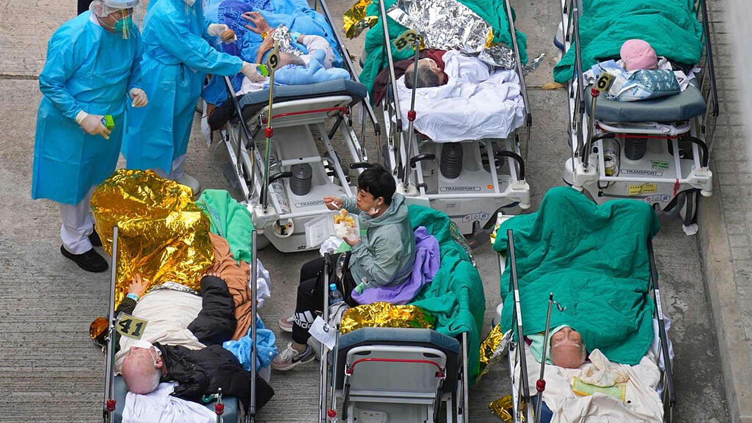 Des patients sur des lits en extérieur à Hong Kong, le 16 février 2022