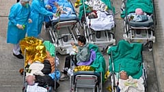 Des patients sur des lits en extérieur à Hong Kong, le 16 février 2022