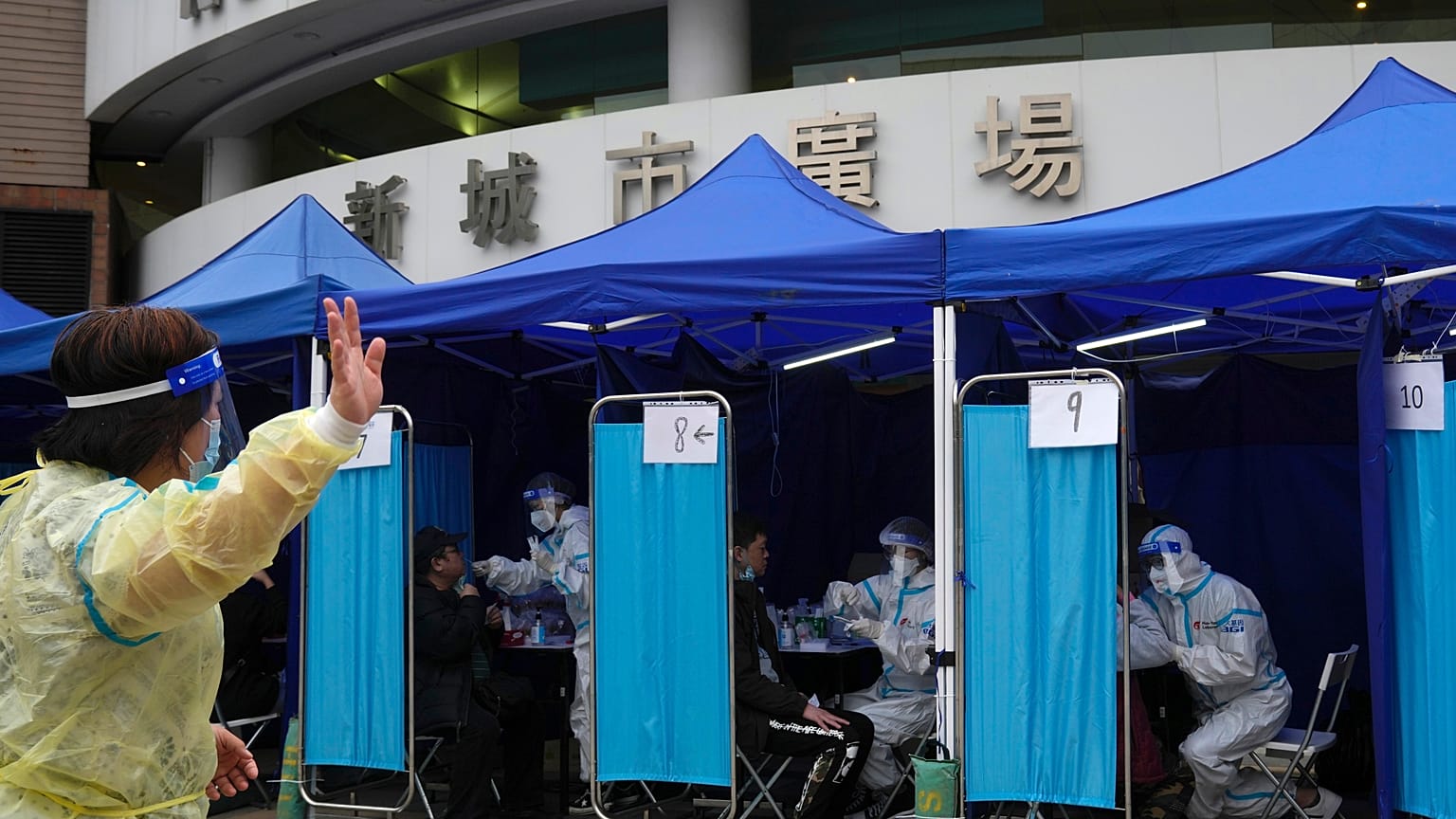 Hospitais em Hong Kong tratam pacientes na rua 