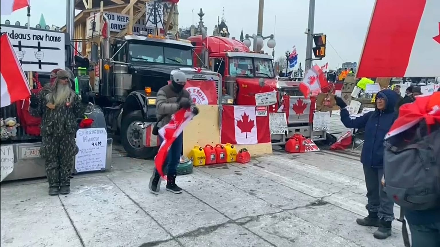 Camionistas em protesto com ordem de saída das ruas de Ottawa