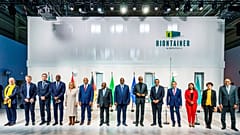 Derrière ces chefs d'Etats et responsables d'organisations internationales, un exemple de Biontainer, pour produire des vaccins, à Marburg, Allemagne