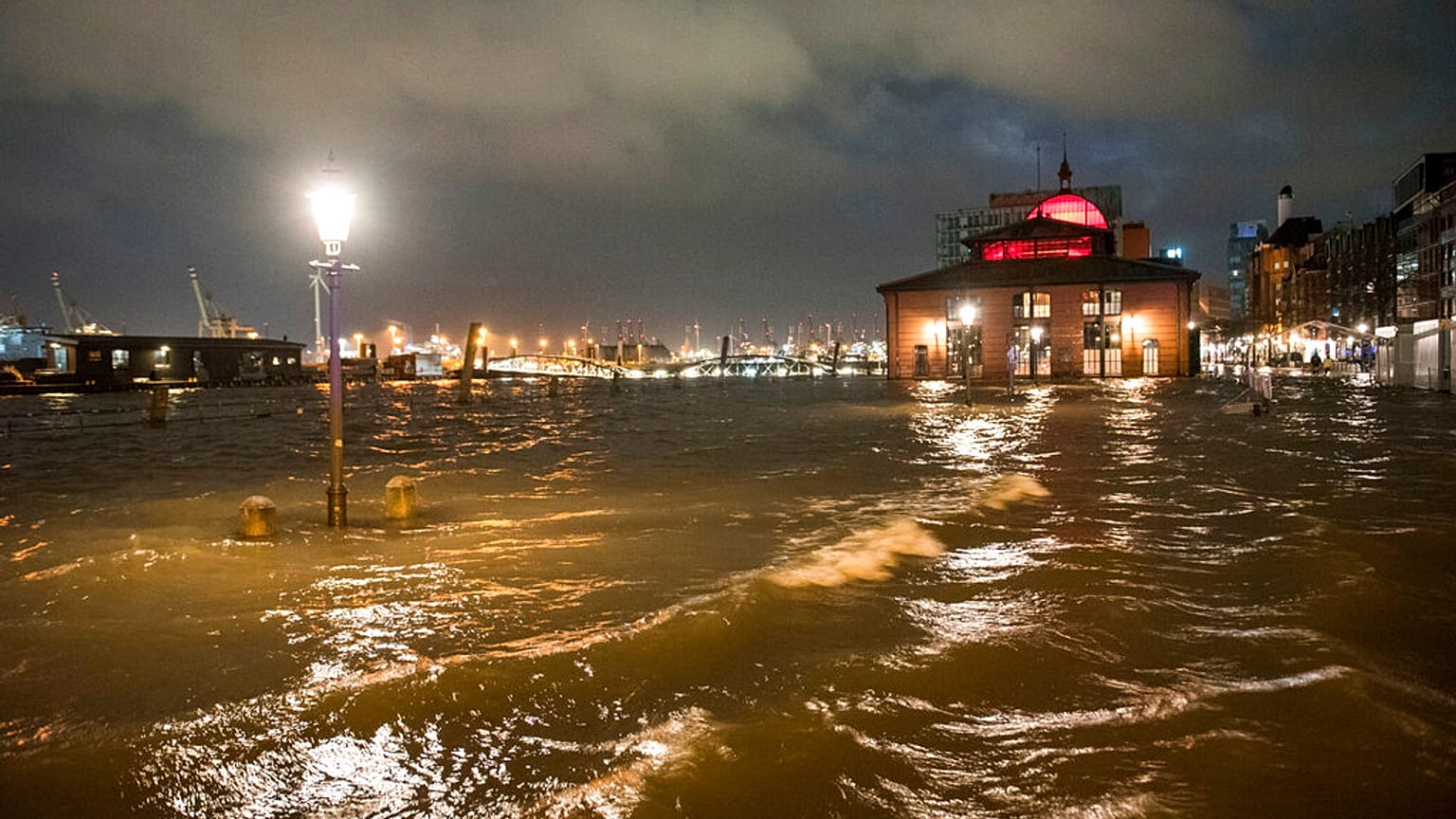 In Deutschland jagt ein Orkantief das nächste - Land unter am Fischmarkt in Hamburg