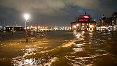 In Deutschland jagt ein Orkantief das nächste - Land unter am Fischmarkt in Hamburg
