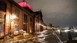Der Fischmarkt in Hamburg steht unter Wasser nachdem das Sturmtied Ylenia in der Nacht über Deutschland gezogen ist.