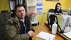 Ein Ukrainer im Amt für Migration in Donezk