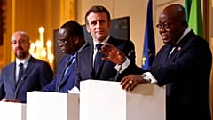 Le président français avec ses homologues du Ghana, du Sénégal et le président du Conseil européen à Paris, le 17/02/2022