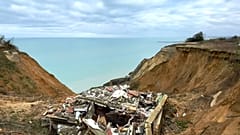 Bei Dieppe brach ein großes Küstenstück ab. Hier klafft jetzt ein riesiges Loch