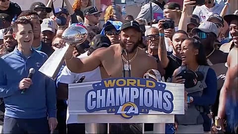 Los Angeles Rams Defensive Lineman Aaron Donald mit der Vince-Lombardi-Super-Bowl-Trophy. Los Angeles, 16.2.2022