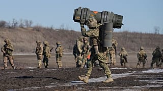 Ukrán katonák gyakorlatoznak a donyecki régióban február 15-én