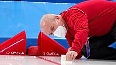 Um técnico da Omega instala a tecnologia na meta antes da corrida de 5 mil metros em patins