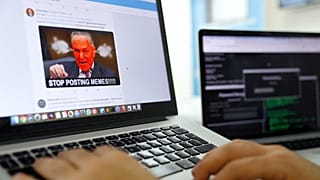 خبير في الأمن الرقمي يتعرف على شبكات المستخدمين المزيفين بالقرب من تل أبيب.